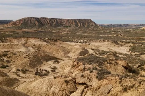 Rubrik_Naturschutz-boden-desertification-pixabay-bardenas-reales-990969__340